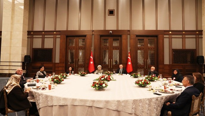 Cumhurbaşkanı Erdoğan ve eşi Emine Erdoğan, şehit aileleriyle iftar yemeğinde bir araya geldi