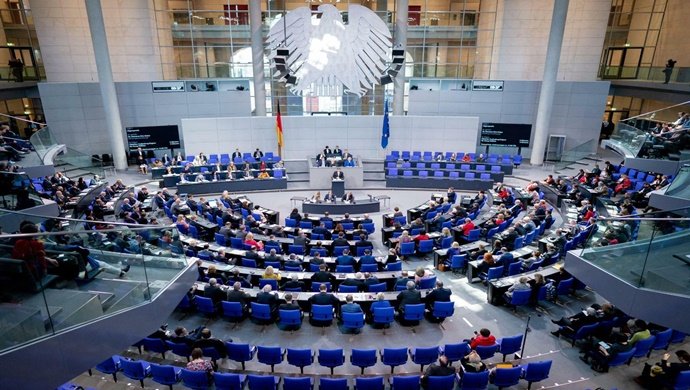 ALMANYA’DA KORONAVİRÜS KISITLAMALARI TARTIŞMALARI FEDERAL MECLİS, BUNDESTAG’I KARIŞTIRDI!