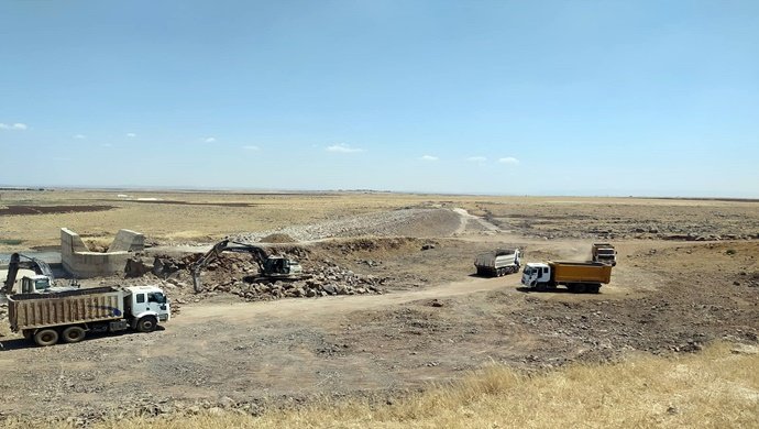 ŞANLIURFA SİVEREK UZUNCA GÖLETİ’NDE ÇALIŞMALAR ARALIKSIZ DEVAM EDİYOR