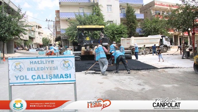 HALİLİYE BELEDİYESİNDEN DEMİR İZZET CADDESİNDE ASFALT ÇALIŞMASI