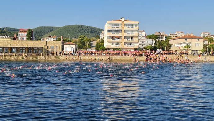 ÇANAKKALE BOĞAZI YÜZME YARIŞMASI 34’ÜNCÜ KEZ KITALARI BİRLEŞTİRDİ