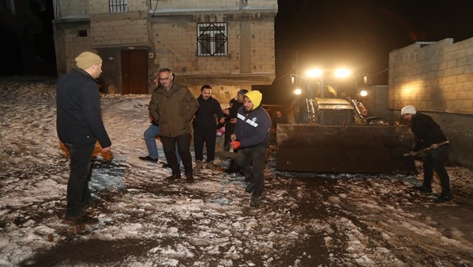 BAŞKAN KUŞ, GEÇ SAATLERE KADAR ÇALIŞMALARI YERİNDE İNCELEDİ