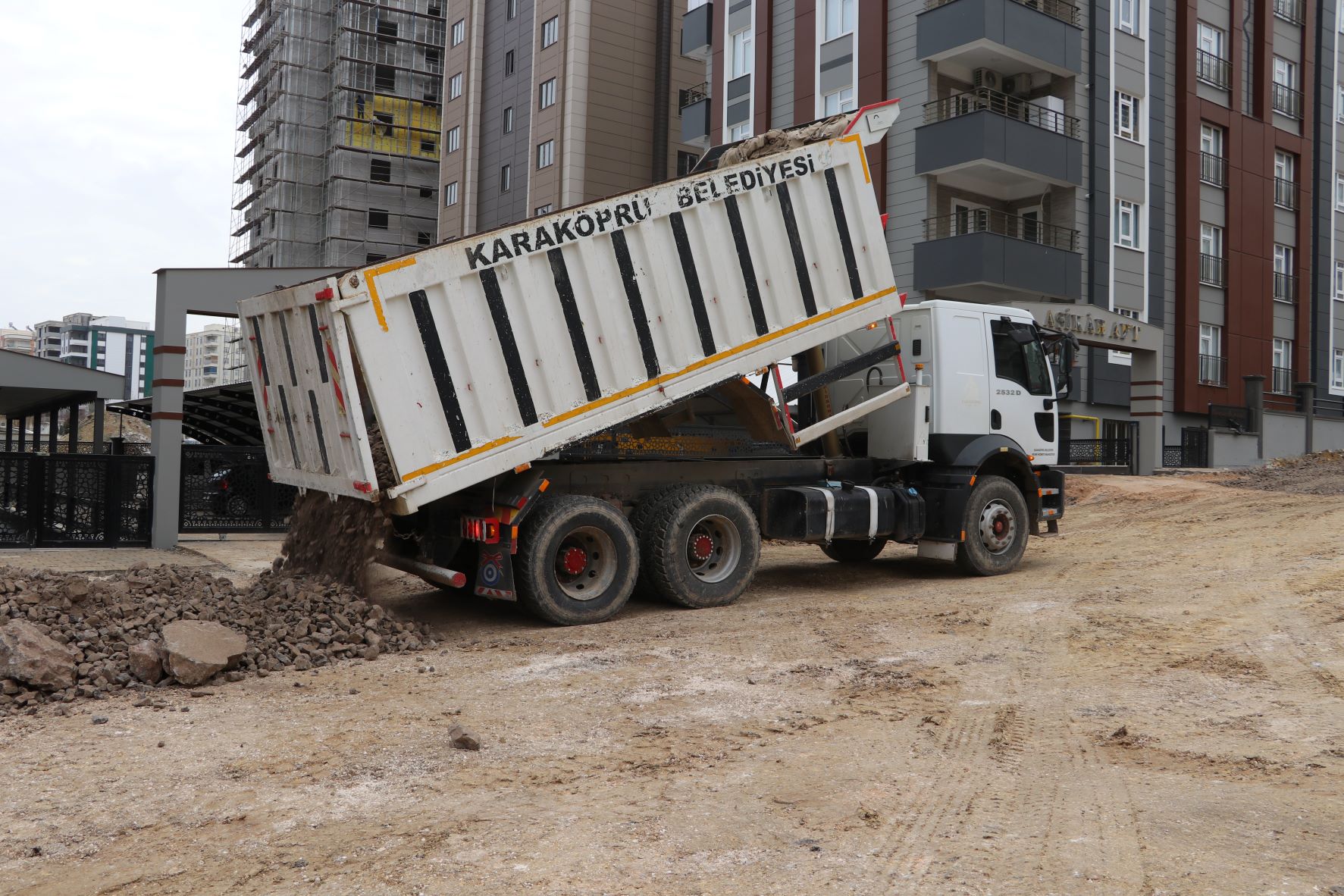 KARAKÖPRÜ’DE ÜST YAPI ÇALIŞMALARI SÜRÜYOR