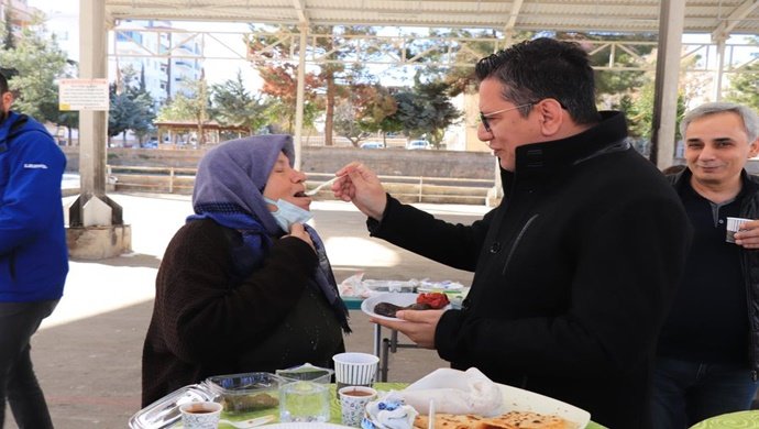 HALFETİ BELEDİYE BAŞKANI ŞEREF ALBAYRAK, YÖRESEL ÜRÜN KERMESİNDE AKADEMİSYEN VE ÖĞRENCİLERLE BİR ARAYA GELDİ