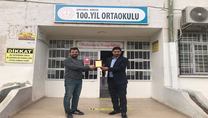 100.YIL ORTAOKULU MÜDÜRÜ GÜLLÜ`DEN HÜSEYİN KIRAN `A TEŞEKKÜR PLAKETİ