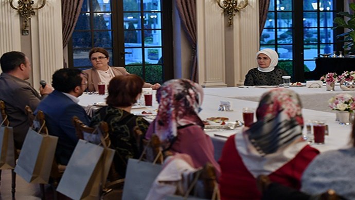 Emine Erdoğan, evde yaşlı ve engelli birey bakımı yapan ailelerle iftarda buluştu