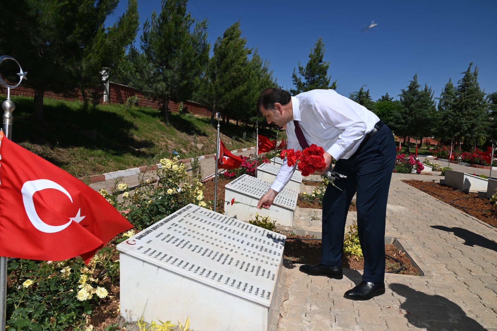 Vali Ayhan’dan Çarşı ve Şehitlik Ziyareti