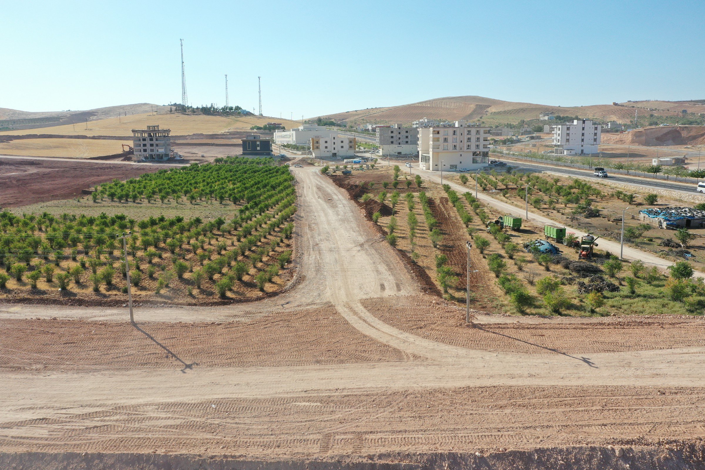 BÜYÜKŞEHİR’DEN AKÇAKALE VE BOZOVA İLÇESİNDE STABİLİZE YOL ÇALIŞMASI