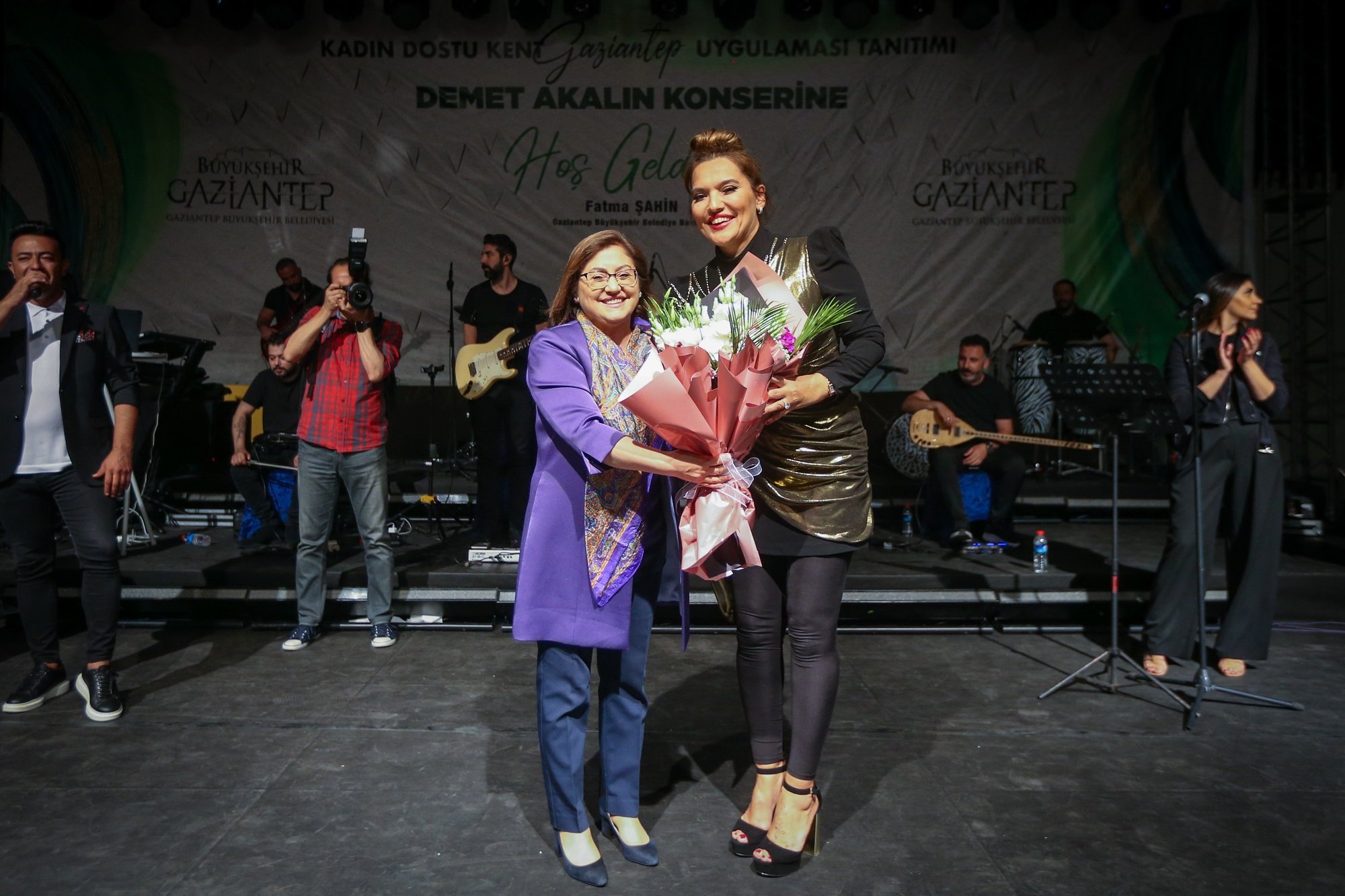 DEMET AKALIN, “KADIN DOSTU KENT GAZİANTEP”TE KONSER VERDİ