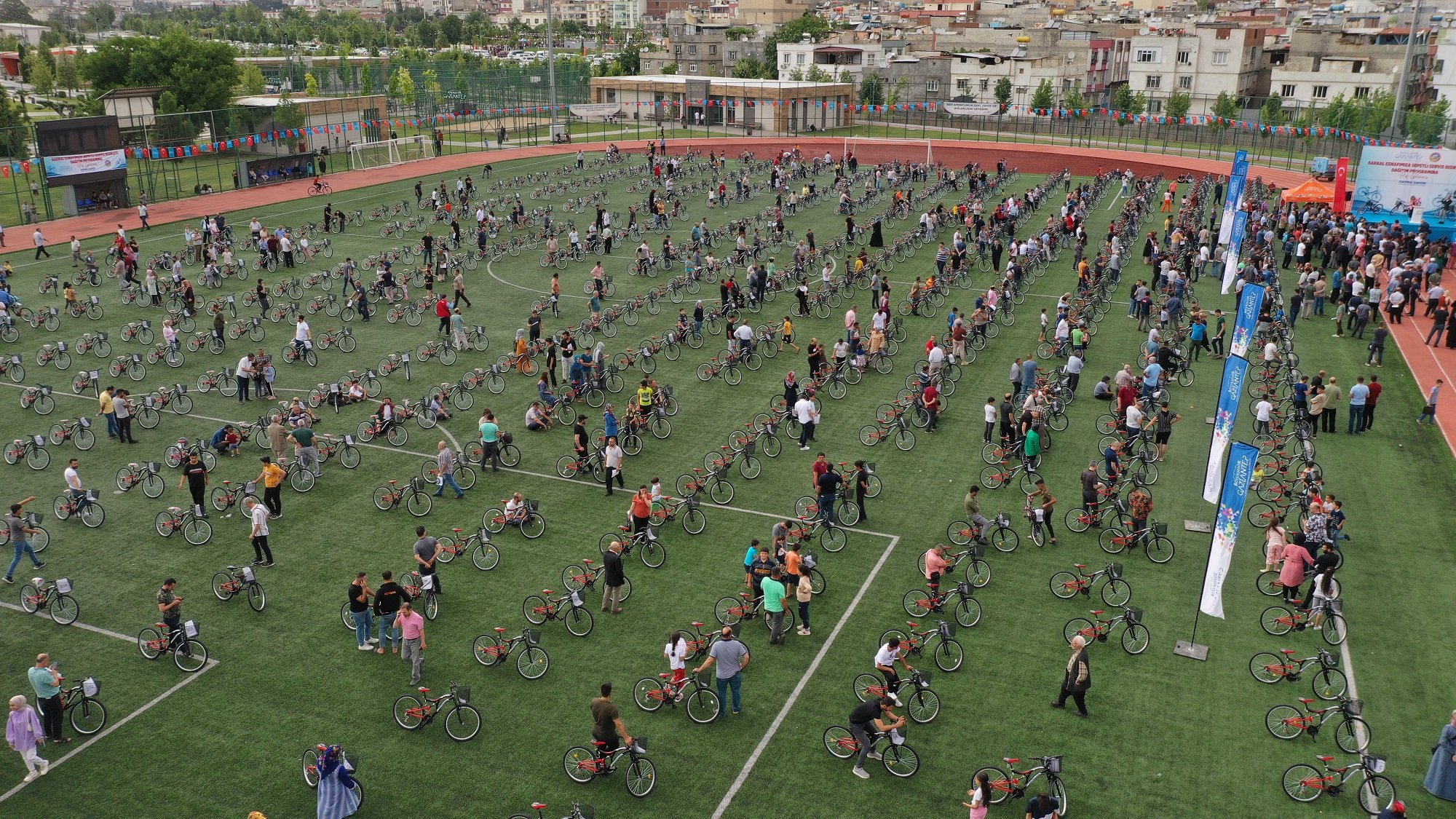 Gaziantep Büyükşehir Belediyesi tarafından il genelindeki bakkal esnafına 3 bin sepetli bisiklet dağıtıldı