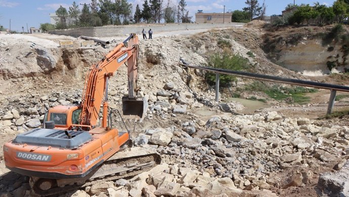 Şanlıurfa Büyükşehir Belediyesi tarafından Birecik ilçesinin Güzelyurt Mahallesine geçişi sağlayacak noktada köprü yapımına başlandı