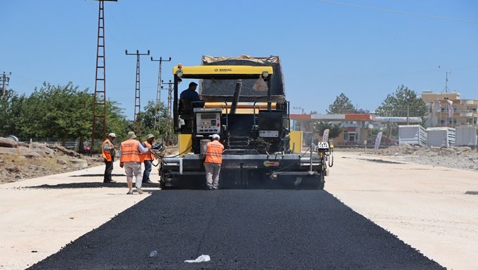 BÜYÜKŞEHİR BELEDİYESİNDEN SİVEREK’TE ASFALT ATAĞI