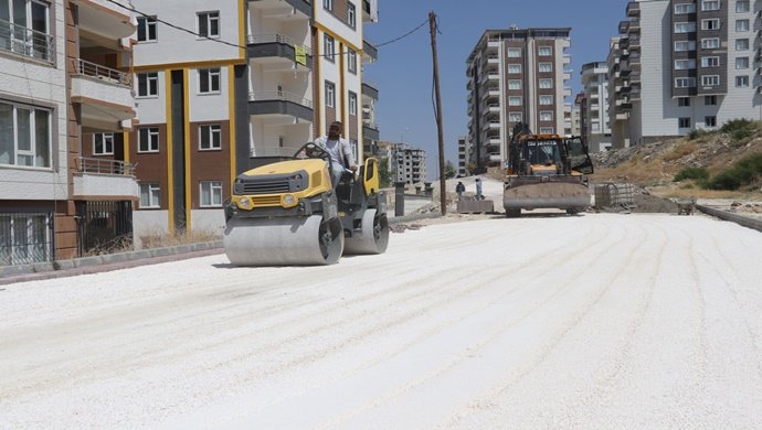 KARAKÖPRÜ’DE YOLLAR KİLİTLİ PARKE İLE DÖŞENİYOR