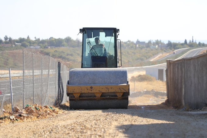 GEÇİT MAHALLESİNDE YOLLAR ÇAMURDAN ARINDIRILDI