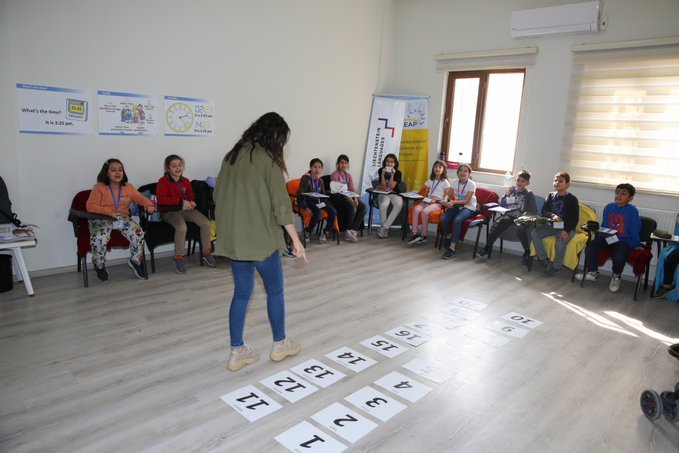 KARAKÖPRÜ’DE ÇOCUKLAR YENİ METOTLARLA İNGİLİZCE ÖĞRENİYOR