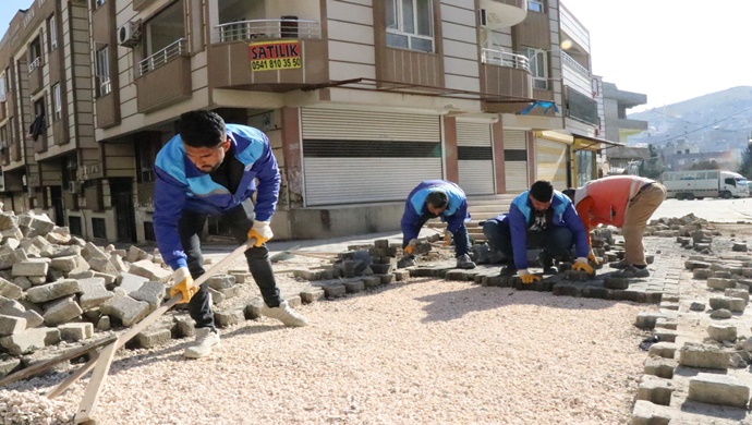 HALİLİYE’DE MERKEZ VE KIRSALDA HUMMALI YOL ÇALIŞMALARI SÜRÜYOR