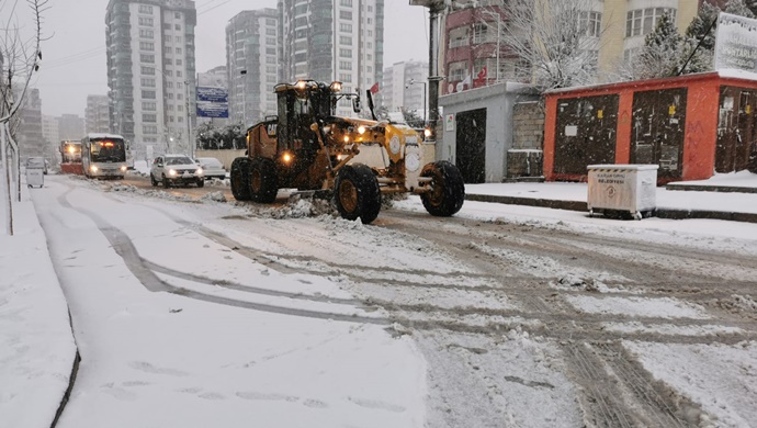 KARAKÖPRÜ’DE KARLI YOLLAR ANINDA TEMİZLENİYOR