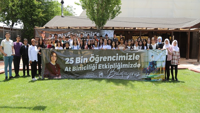 GAZİANTEP BÜYÜKŞEHİR’DEN AFETZEDE GENÇLERE ATLA TERAPİ HİZMETİ