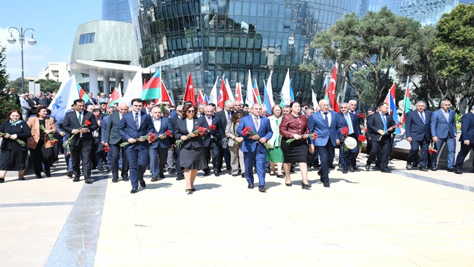 YAP nümayəndələri Şəhidlər Xiyabanını və “Türk şəhidliyi” abidəsini ziyarət ediblər