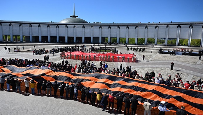 MGER, “Gönüllü Bölük” ve “Gençlik Ordusu” Poklonnaya Tepesi’nde 300 metrelik St. George Kurdelesi ve 200 metrelik Zafer Pankartını açtı